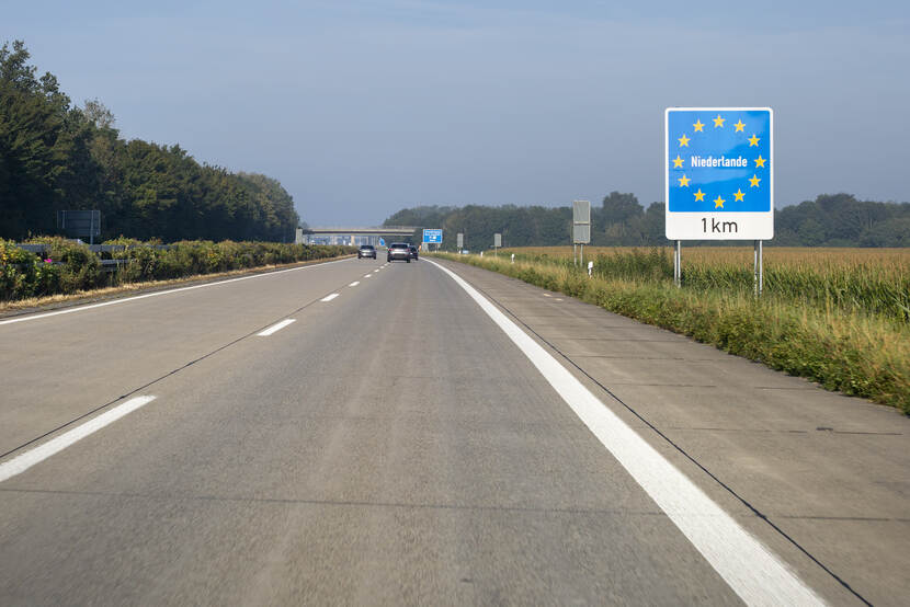 Lege Duitse snelweg met EU-bord Nederland in grensstreek bij Nederland